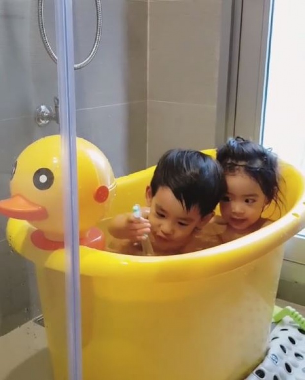 มาดู “น้องอลิน-น้องอลัน” เขาอาบน้ำกัน ขยันคุยกันจริงๆ เลยลู๊กกกก น่ารักเว่อร์!! (คลิป)