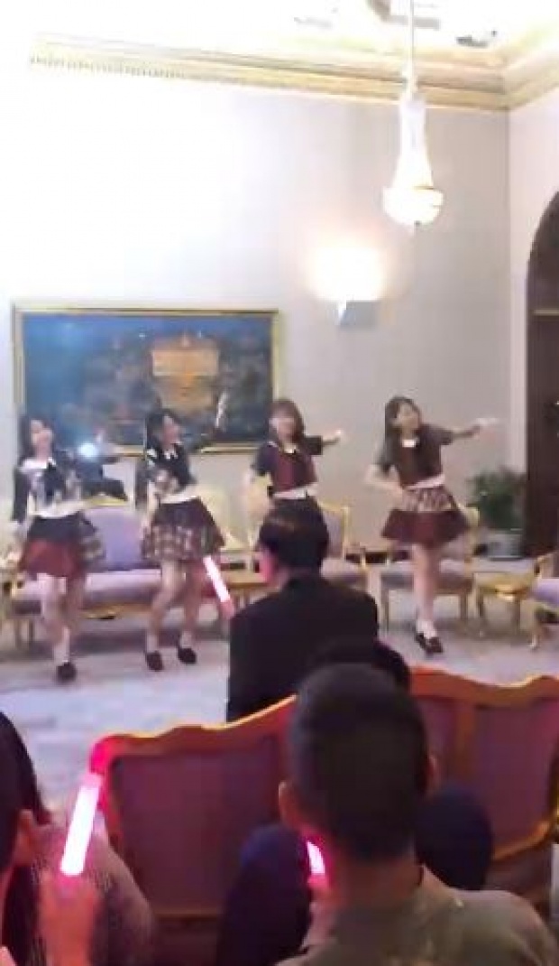 สวมบทโอตะ!! บิ๊กตู่โบกแท่งไฟโยกตามสาวๆ AKB48 ในเพลงคุ้กกี้เสี่ยงทาย (คลิป)