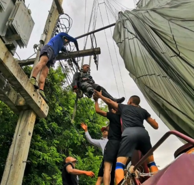 เปิดคลิปนาทีชีวิต ตร.นักเรียนพลร่ม ซ้อมโดด 800ฟุต ลมพัดลงผิดจุด ไฟชอร์ตโคม่า