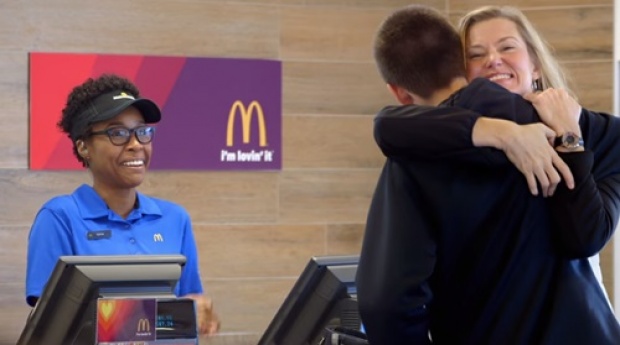 สุดยอด!!! McDonald’s ให้ลูกค้ากอดกันแทน จ่ายเงิน