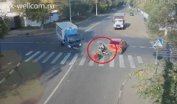 หวุดหวิด! คนขี่จักรยานรอดจากเหตุรถชน