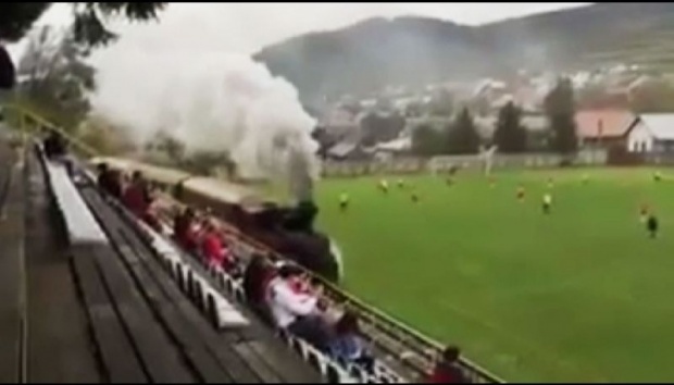 เก๋อะ!! รถไฟวิ่งตัดผ่านสนามฟุตบอลในสโลวาเกีย