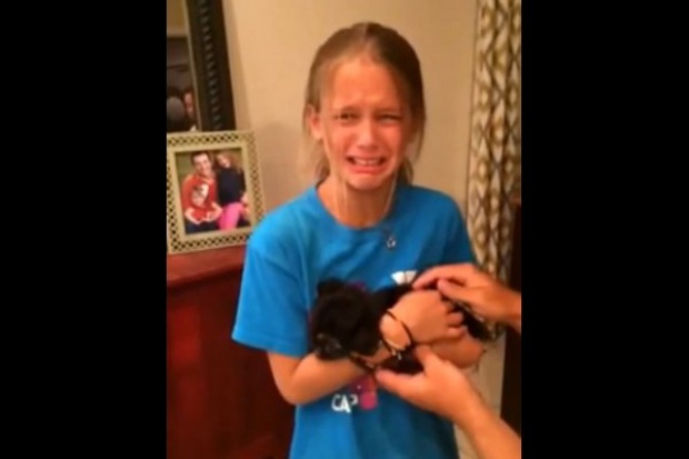 เด็กสาววัย 8 ขวบ ดีใจจนร้องไห้ที่ได้เจ้าหมาตัวน้อยเป็นของขวัญวันเกิด