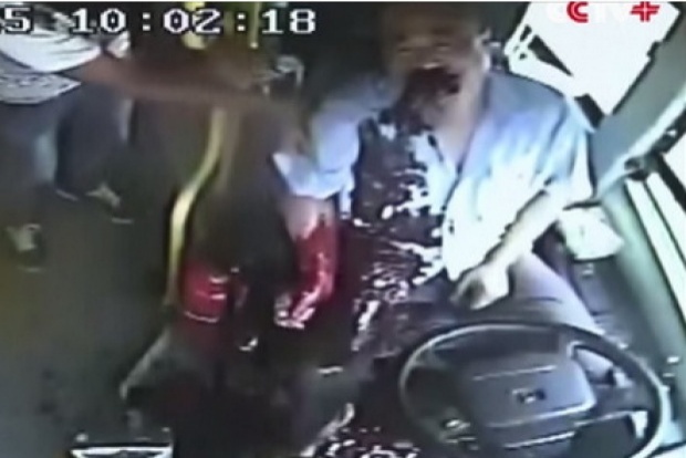 เห็นแล้วสยอง!!! เมื่อคนขับรถบัสที่จีนขับรถอยู่ดี ๆ เลือดพุ่งจากปาก