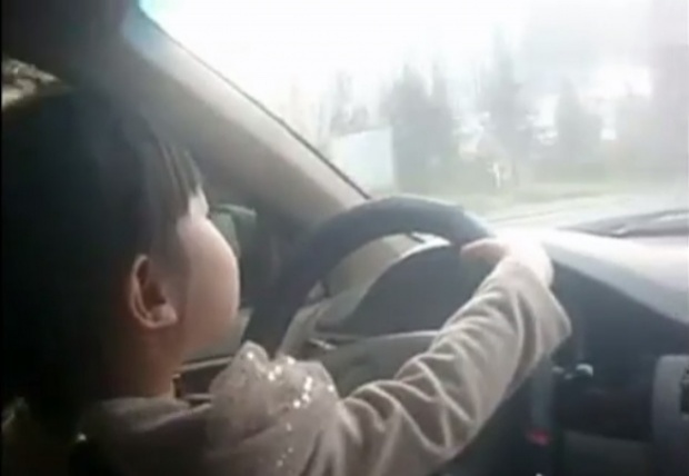 ชาวจีนแชร์หนัก ไม่พอใจ พ่อแม่ประมาทปล่อยให้ “ลูกสาวขับรถ” ก่อนวัยอันควร