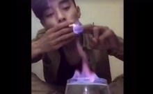 หนุ่มจีน โชว์เทพ ใช้นิ้วมือจุดไฟต่อบุหรี่ สุดท้ายเป็นแบบนี้