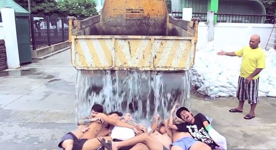 แก๊งค์ Fedfe รับท้า #IceBucketChallengeTH พร้อมส่งต่อความเย็นให้บัวขาว ตูน พลอย!!