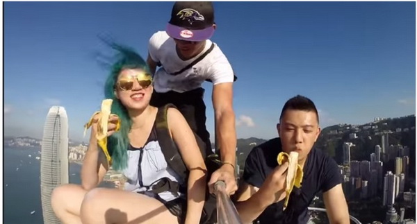 โคตรบ้า!! วัยรุ่นเสี่ยงตายปีนตึกระฟ้าไปกินกล้วยเพื่อถ่ายลง IG
