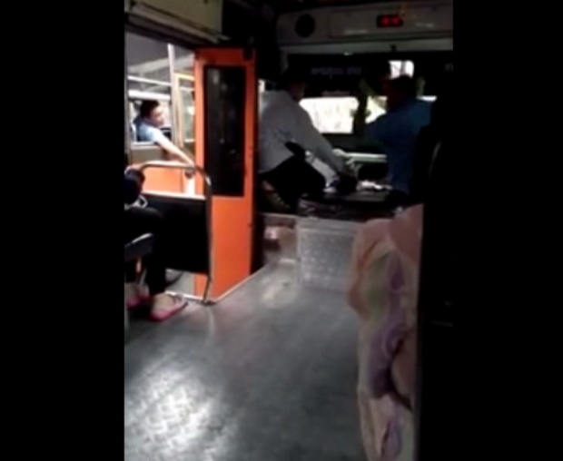 ชาวเน็ตจวบยับ รถเมล์ ตะโกนด่า หลังขับแย่งผู้โดยสาร !!