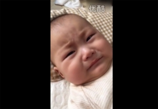 ทารกน้อยจีนหยุดร้องไห้ทันใจ!! แค่แม่พูดปู้ย่งคูย้ำอีกครั้งปู้ย่งคู 