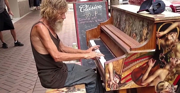 ยังจำได้ไหม!? ชายที่เคยเล่นเปียโนข้างถนน..ตอนนี้เขาเป็นแบบนี้แล้ว