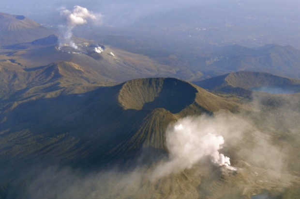 ชมนาทีภูเขาไฟทางใต้ของญี่ปุ่นปะทุครั้งแรกในรอบ 250 ปี (คลิป)