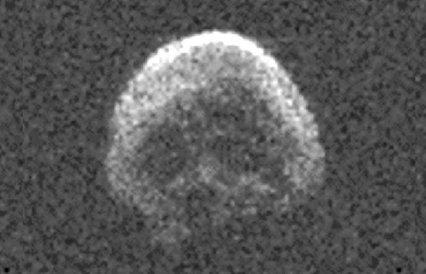 บังเอิญ!! นาซาเผยภาพดาวหางผ่านโลกคล้ายกระโหลกฮาโลวีนที่ผ่านมา