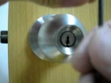 ไอเดียเจ๋ง! วิธีสะเดาะประตูบ้าน เมื่อกุณแจของคุณหาย