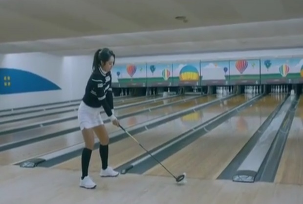 ทำได้ยังไง!! สาวเกาหลี หวดลุกกอล์ฟทำสไตรค์ โบลลิ่ง 2ครั้งติด!!