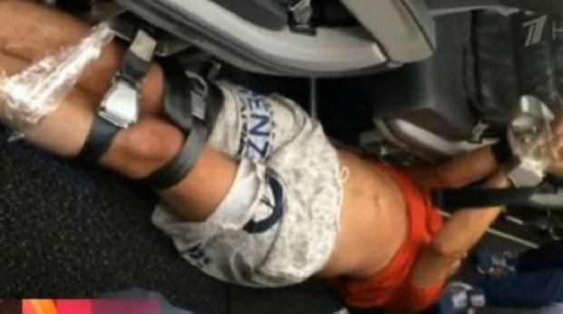 ผู้โดยสารเมาป่วนบนเครื่องบิน เจอรุมมัดด้วยเทปกาว