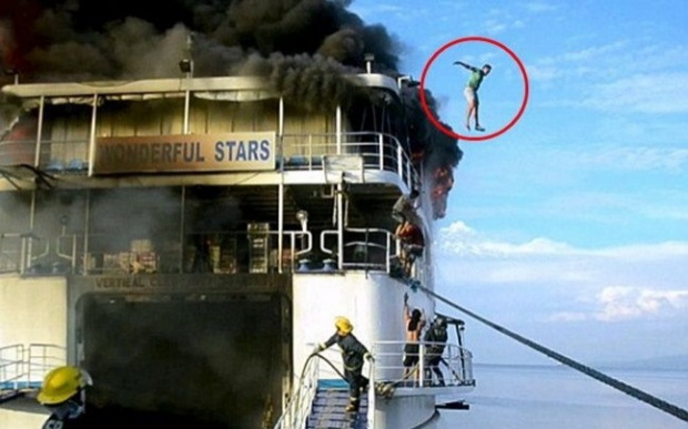 ระทึก ไฟไหม้เรือเฟอร์รี่ ผู้โดยสารกระโดดลงน้ำหนีตาย!!