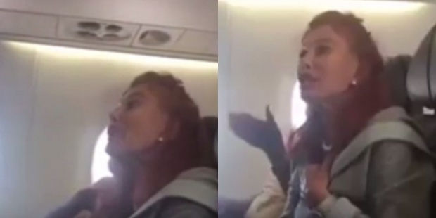 สาวใหญ่ถูกหิ้วลงจากเครื่องบิน หลังนำสุนัขใส่กรงวางข้างๆหน้าตาเฉย!! 
