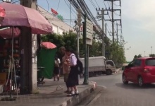 คลิปเรื่องราวดีดี เด็กไทยน่าชื่นชม‬ พาคนแก่ข้ามถนน