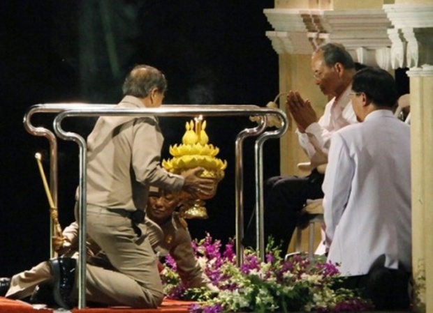 ย้อนดู! ในหลวงร. ๙ ลอยพระประทีป ภาพครั้งสุดท้าย ที่เราคนไทยจะได้เห็น(คลิป)