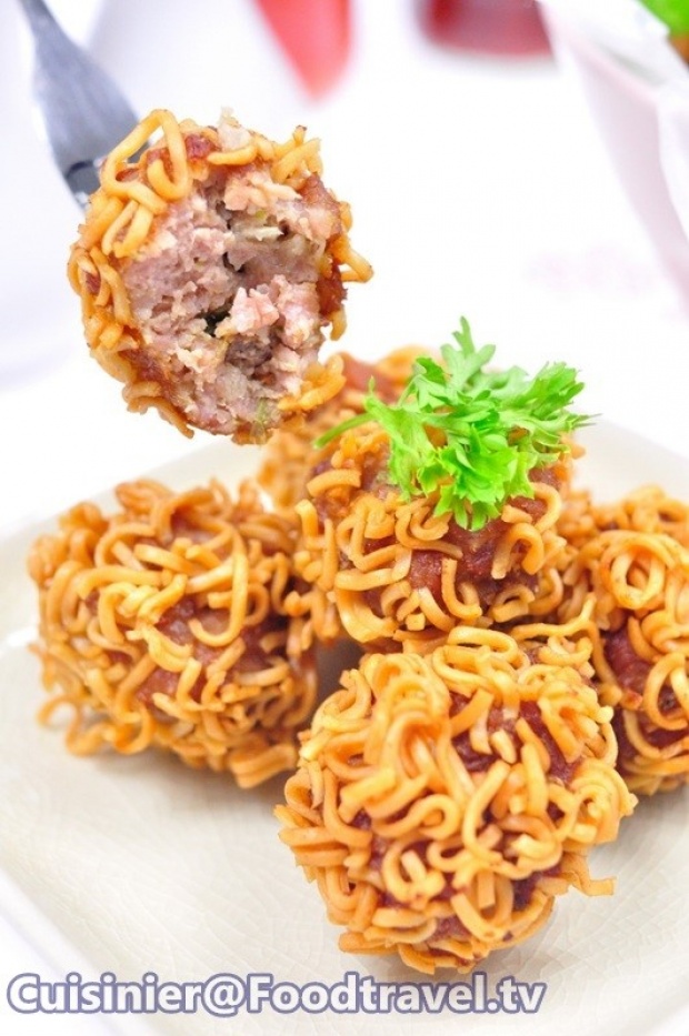 มาม่าหมูโสร่ง Deep Fried Wrapped Pork with Noodle