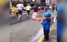 กำลังใจวัยจิ๋ว! เด็กน้อยชูป้าย “แตะเพิ่มพลัง” นักวิ่งมาราธอนในสหรัฐฯ