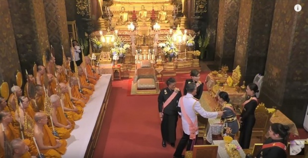 วินาทีหลุดยิ้ม ในหลวง ร.10 จิ้มไหล่ชื่นชม พระองค์หญิง ทรงม้านำริ้วขบวนเพื่อทูลกระหม่อมปู่ (คลิป)