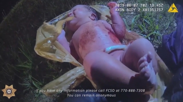 ถูกทิ้งในป่า ทารกน้อยในถุงพลาสติก ตำรวจอเมริกันช่วยชีวิต (คลิป)