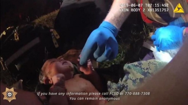 ถูกทิ้งในป่า ทารกน้อยในถุงพลาสติก ตำรวจอเมริกันช่วยชีวิต (คลิป)