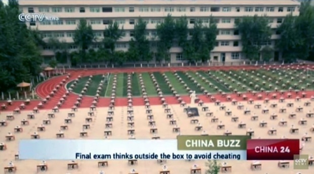 ป้องกันนร.ลอกข้อสอบ โรงเรียนจีนจัดที่สอบเเนวใหม่ ให้นั่งกลางเเจ้ง 
