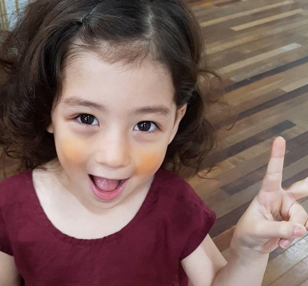 หนูน้อยลูกครึ่งเกาหลี-อเมริกัน Selfie เล่นกล้องน่ารักได้อีก!!