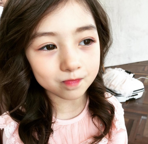 หนูน้อยลูกครึ่งเกาหลี-อเมริกัน Selfie เล่นกล้องน่ารักได้อีก!!