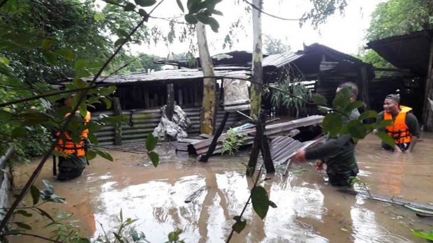 ทหารช่วย ทีมหมูบ้าน 8 ชีวิตหลุดคอก หลังฝนตกหนัก-น้ำท่วมหลายพื้นที่ในนครพนม (มีคลิป)