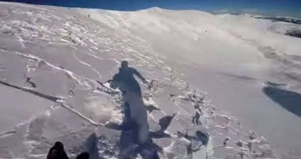 เสียวเวอร์! นักสกีเจอหิมะถล่ม เกือบเอาชีวิตไม่รอด!
