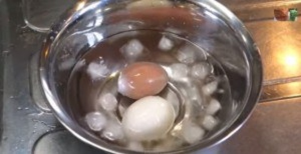 ทำยังไง ? ให้ไข่แดงไปอยู่นอกไข่ขาว วิธีทำง่ายมาก มาชม !