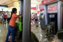 อึ้ง! สาวจีนโมโหพังตู้ ATM หลังโดนตู้กลืนบัตร