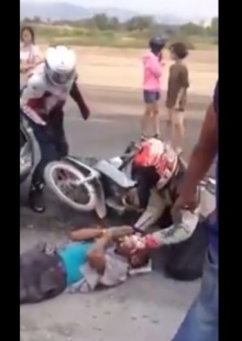 กลุ่มbigbikeไทย!! ใจหล่อจอดรถช่วยอุบัติเหตุ