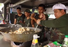ลีลา “พ่อครัวลายพราง” ทหารจากครัวกองทัพบกทำอาหารแจก ปชช. (คลิป)