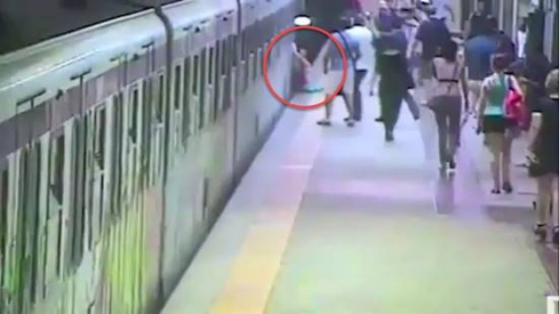 อุทาหรณ์! หญิงโดนประตูรถไฟหนีบกระเป๋า ลากไปกับพื้น 