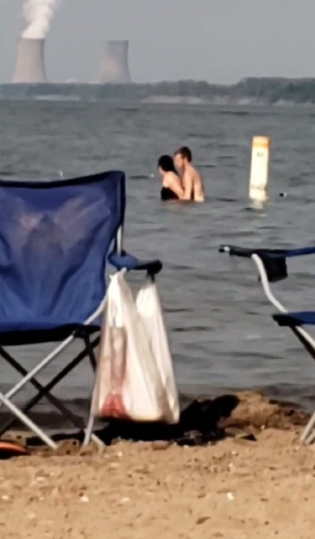 ได้หมดถ้าสดชื่น! คู่รักเล่นเซ็กซ์กลางทะเลสาบ ไม่สนผู้คนเต็มชายหาด(คลิป)