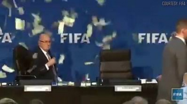 วินาที โยนเงินปลอมใส่ประธาน ‪#‎FIFA‬ 