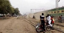 รถไฟปากีสถาน ‎เร็วทะลุนรก! ชนมอไซค์แหลกกระจุย