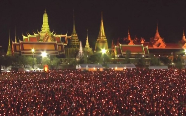 ชมคลิปประวัติศาสตร์ภาพมุมสูงจุดเทียน และร้องเพลงสรรเสริญพระบารมี