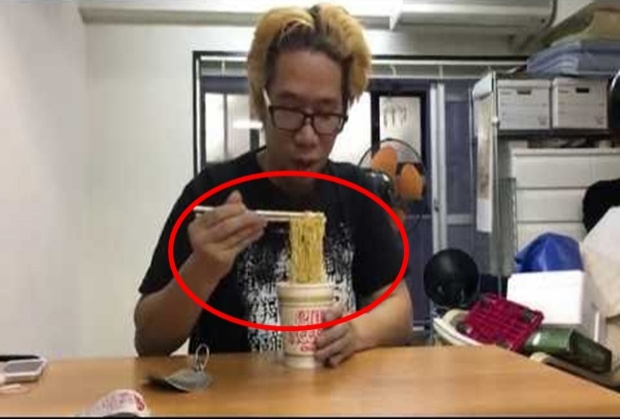 บ้าไปแล้ว! หนุ่มญี่ปุ่นลองกินมาม่าที่หมดอายุแล้ว