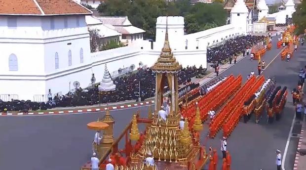 ก้มลงกราบ...น้ำตานอง นี่คือบทเพลง สรรเสริญพระบารมี ที่เศร้าจนบีบหัวใจ ของคนไทยทั้งชาติ (คลิป)