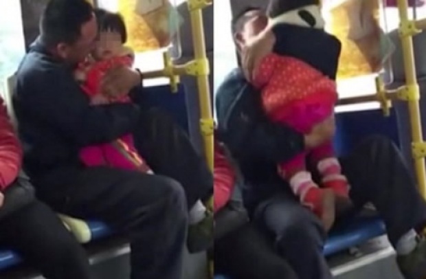 วิจารณ์สนั่นเน็ตจีน!พ่อกอดจูบลูกสาวบนรถเมล์