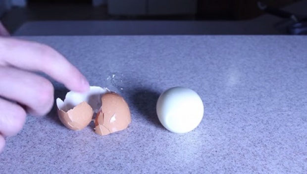 น่าทึ่ง! วิธีปอกไข่ที่ง่ายที่สุดในโลก! 