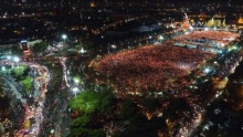 ชมคลิปประวัติศาสตร์ภาพมุมสูงจุดเทียน และร้องเพลงสรรเสริญพระบารมี