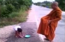 คลิปสาวน้อยใส่บาตร กว่าจะนั่งรับพรได้