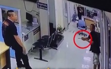น้ำตาซึม!!มาดูวิธีที่ตำรวจไทยคนนี้ จัดการกับคนที่ถือมืดขู่ ทำร้ายตัวเอง